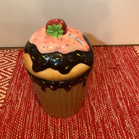 Giant ceramic cupcake piggy bank - Picture 2 of 7